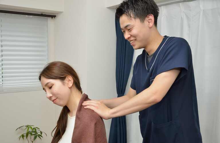 五十肩の痛みから解放されたい｜寝るとき痛い、腕が上げられない｜名古屋市中区 おざ鍼灸院・整体院